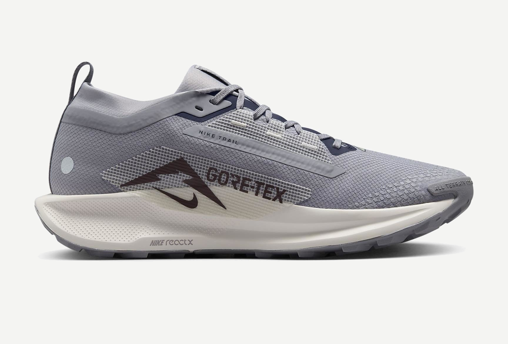 Кроссовки REACTX PEGASUS TRAIL 5 GTX M (RU 42 EU 43 USm 9.5 СМ 26.7; cement grey/jade horizon/burgundy crush/midnight navy) Кроссовки REACTX PEGASUS TRAIL 5 GTX M (RU 42 EU 43 USm 9.5 СМ 26.7; cement grey/jade horizon/burgundy crush/midnight navy)