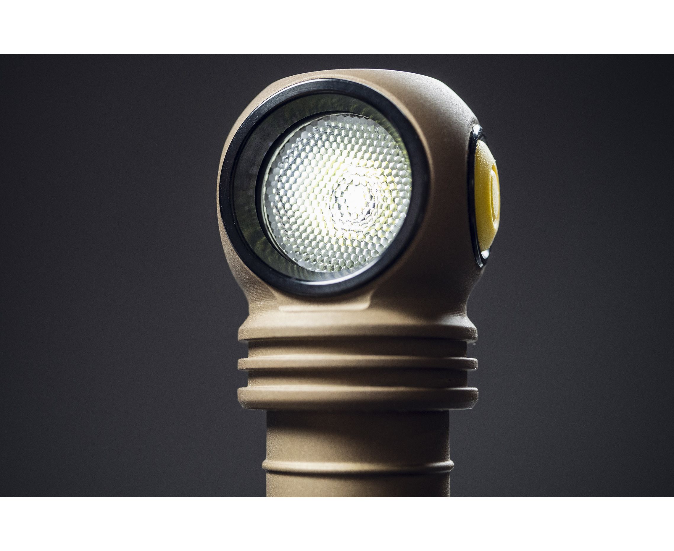 Фонарь ArmyTek Wizard C2 Pro (Sand; Холодный; 2500 Люмен)